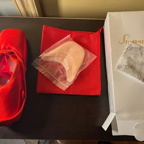 Red Ballet Pointe Shoes with Toe Pads with Dust Bag NIB - Picture 3 of 11
